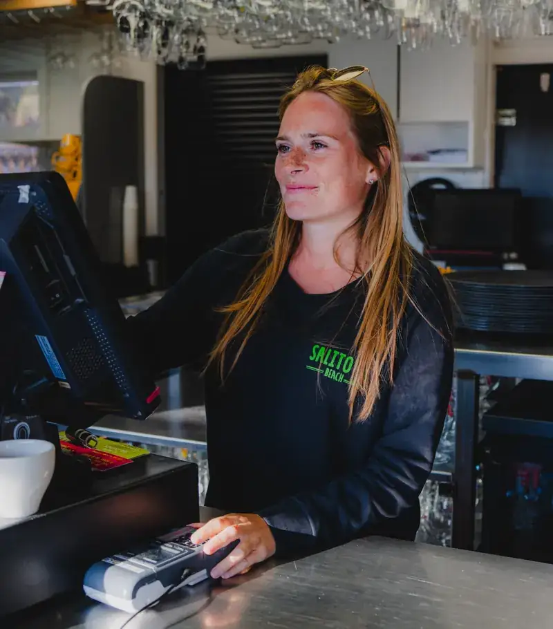 Medewerkster van Salito Beach achter de kassa aan de bar
