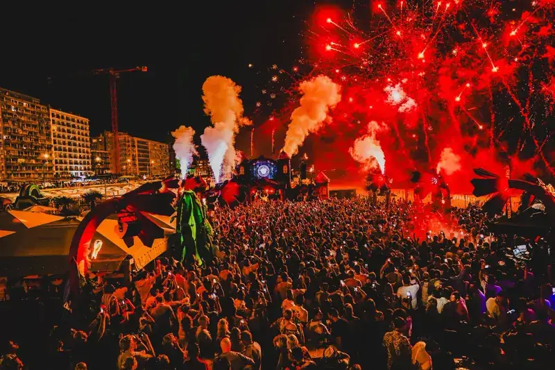 Vlammen en vuurwerk boven het podium op het strand