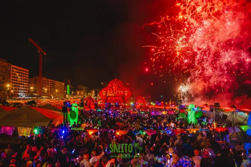 Rood vuurwerk boven het feest op het strand