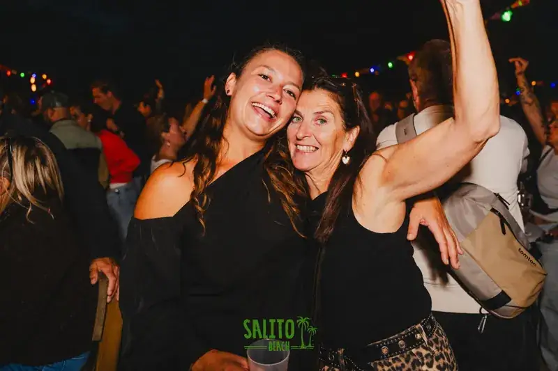 Vriendinnen dansen tijdens een late-night-feest