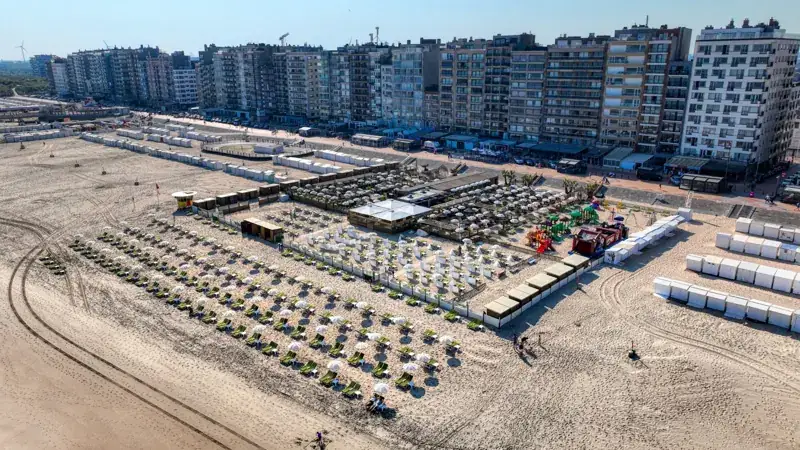 Salito Beach vanuit de lucht, met het terras op het strand en de Zeedijk
