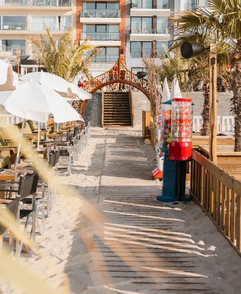 De houten trap en ingang van Salito Beach aan de Zeedijk